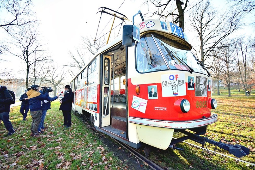 Prahou projíždí tramvaj Václava Havla