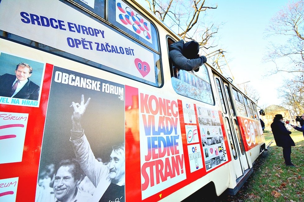 Prahou projíždí tramvaj Václava Havla