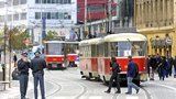 Tramvaj ji vláčela dvě stě metrů! Důchodkyně bojuje o život