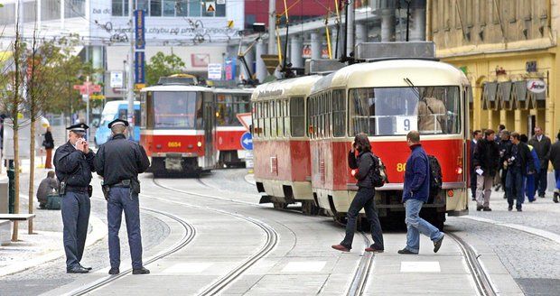 Policisté řešili další bitku v MHD! Trojice cestujících se tentokrát pustila do tramvajáka (ilustrační foto)