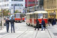 Další brutální útok v MHD! Trojice útočníků zbila řidiče tramvaje