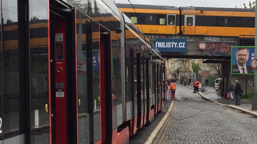 Stržená trolej na Smíchově zkomplikovala dopravu v Praze 5.