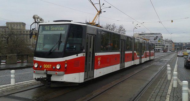 Řidiče tramvaje napadli cestující.