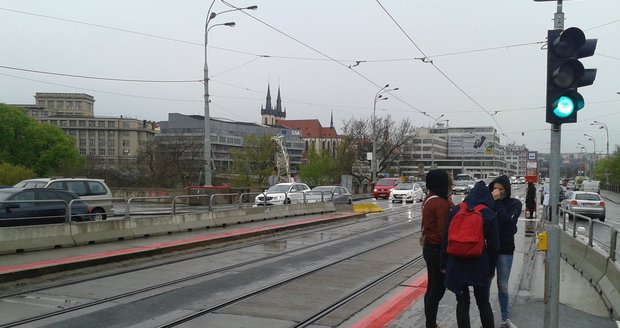 Někteří lidé prostoru využívají ke zdolání Hlávkova mostu z jedné strany na druhou.