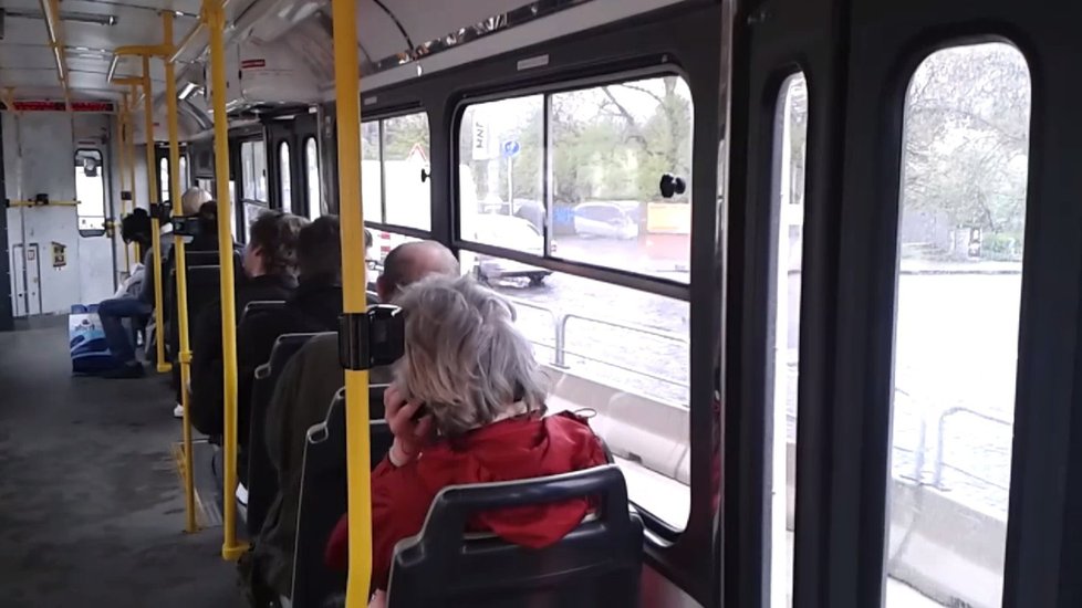 Příjezd na zastávku Štvanice zevnitř tramvaje