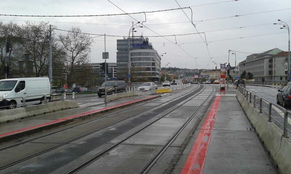 Zastávky jsou provizorní, definitivní podobu získají až po rekonstrukci mostu.