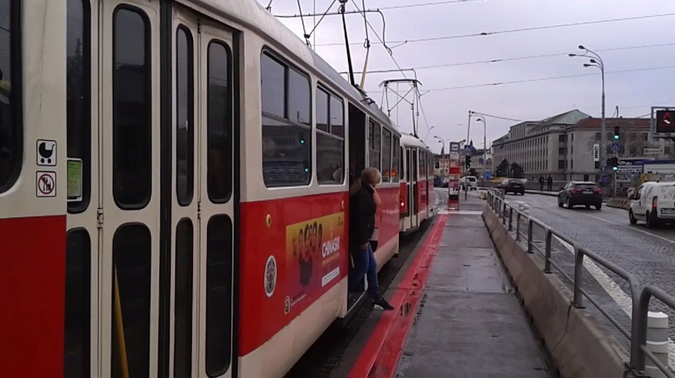 Staronovou zastávku Štvanice využily za hodinu v Praze jednotky cestujících.