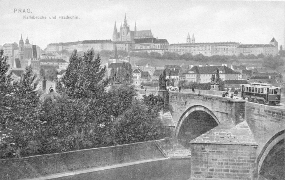 Dobová pohlednice z roku 1907, která zachycuje unikátní jízdu tramvaje po Karlově mostě.