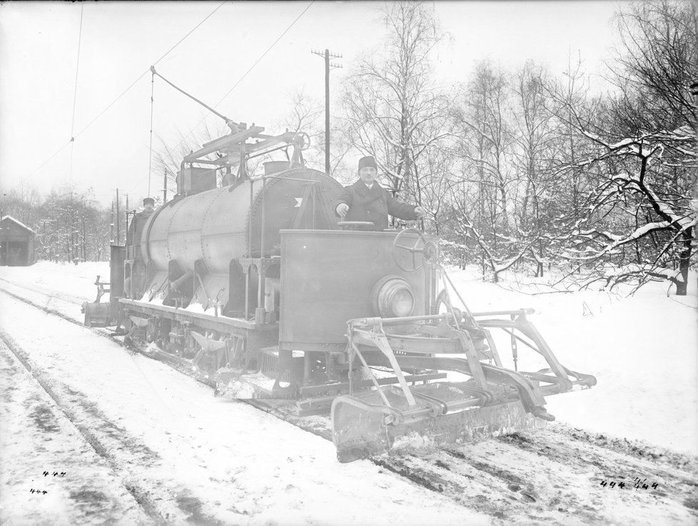 Kropicí tramvaj předělaná na sněžný pluh kolem roku 1929