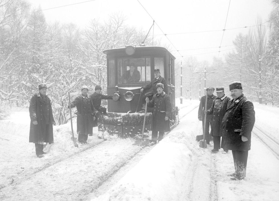 Sněžný pluh v akci během zimního období v Praze kolem roku 1929