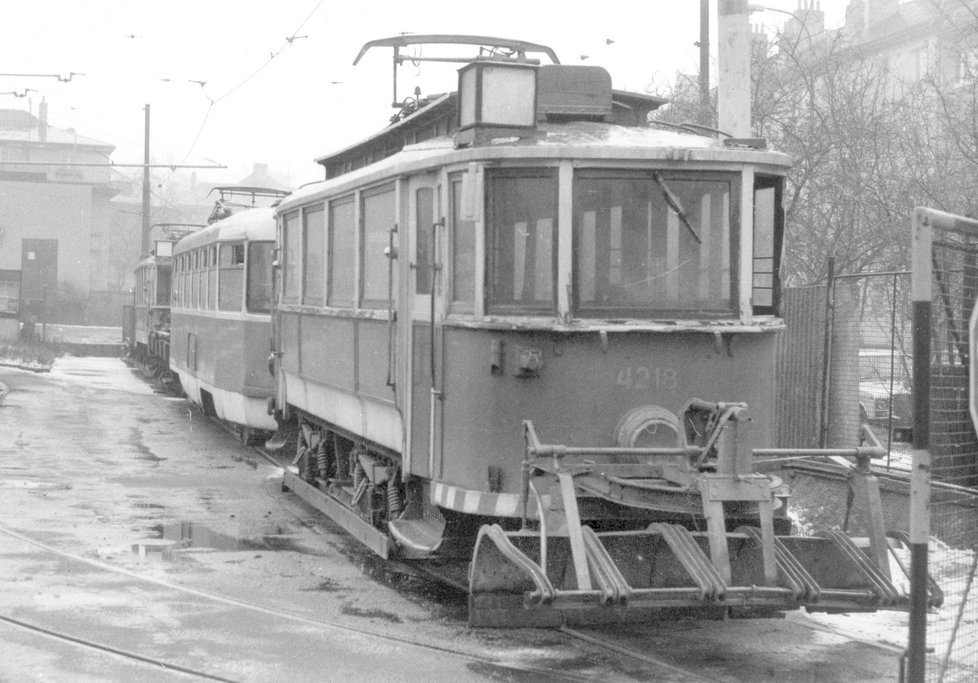 Historická tramvaj na odklízení sněhu na fotografii z roku 1987