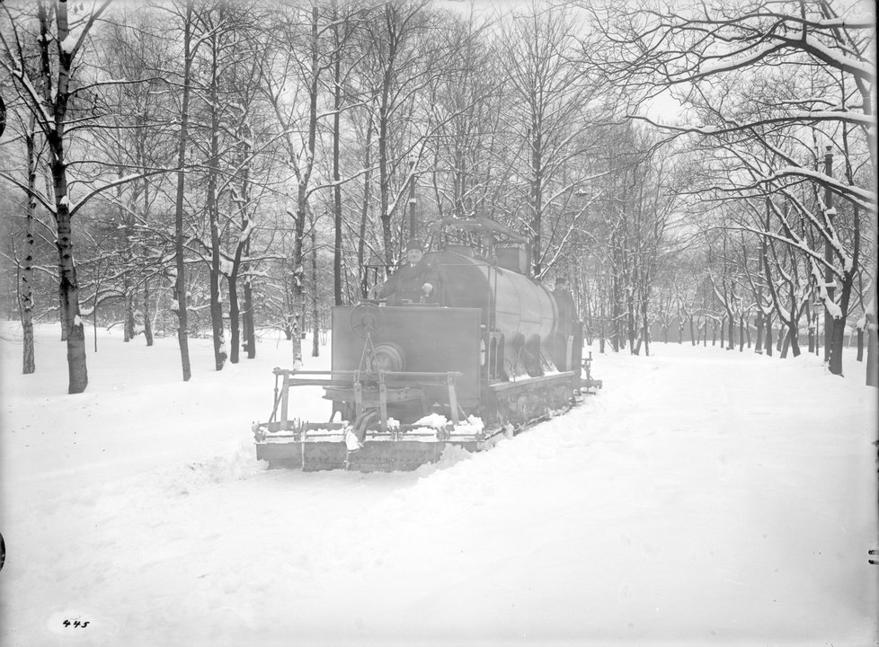 Tramvaj se sněhovým pluhem v akci kolem roku 1929