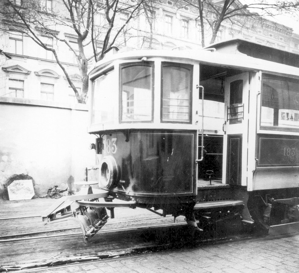 Běžná tramvaj s připevněnou radlicí z roku 1949