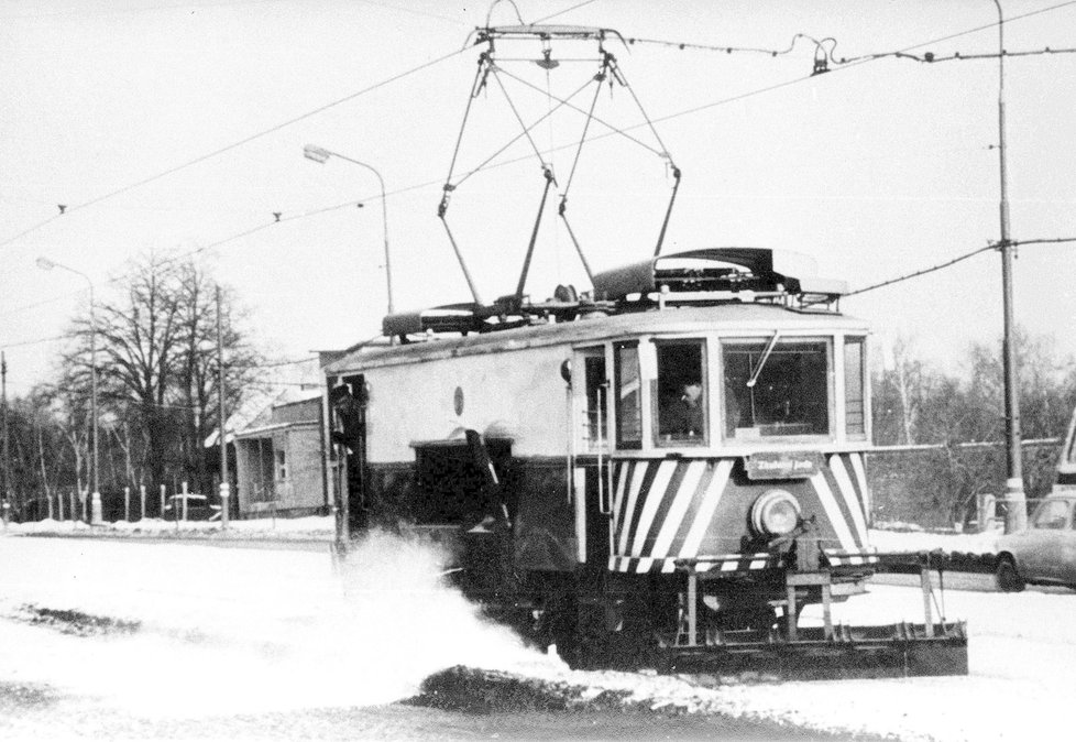 Experiment s víceúčelovou tramvají z roku 1966, která po straně odmetá sníh z trati