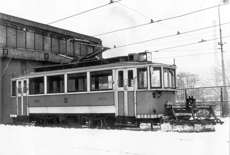 Historická tramvaj na odklízení sněhu na fotografii z roku 1972