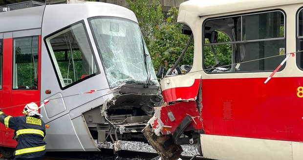 Záhadná nehoda tramvají v Praze: Řidička musela na WC, druhá tramvaj nedobrzdila! 