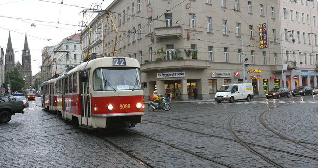 Dopravu v centru Prahy komplikuje dutina pod tramvajovou tratí (ilustrační foto).