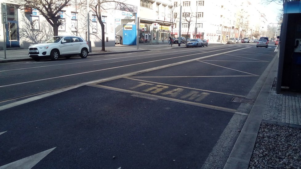 Tramvajová zastávka vídeňského typu je také v Holešovicích v ulici Komunardů.