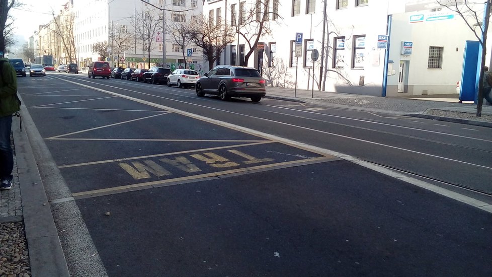 Tramvajová zastávka vídeňského typu je také v Holešovicích v ulici Komunardů.