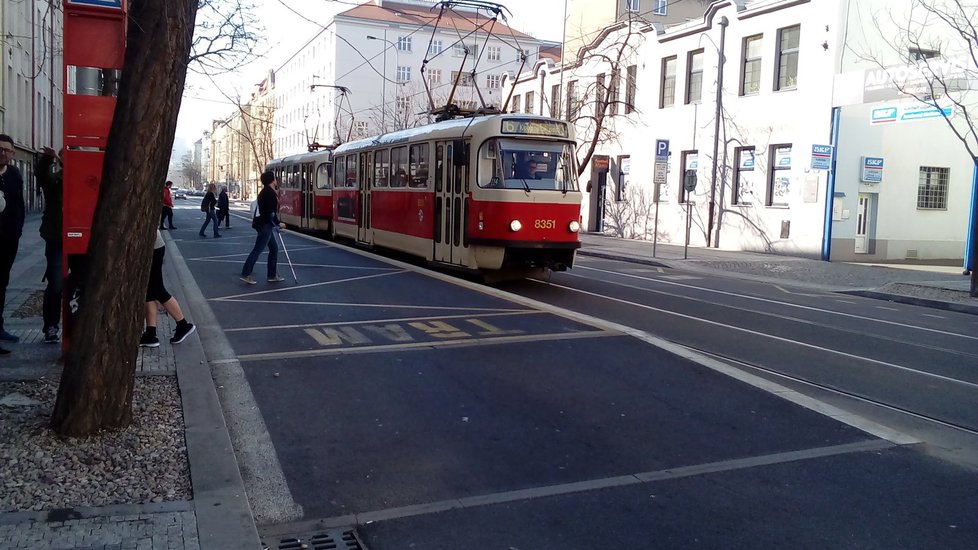 Tramvajová zastávka vídeňského typu je také v Holešovicích v ulici Komunardů.