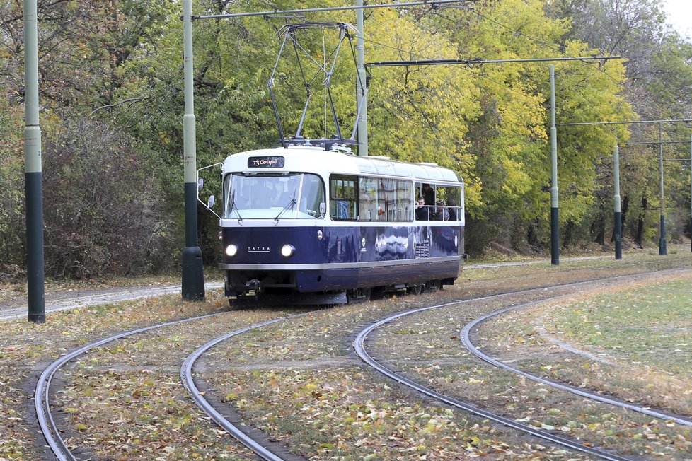 Tramvaj T3 Coupé v plné kráse v akci.