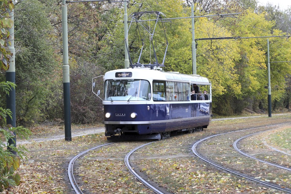 Tramvaj T3 Coupé v plné kráse v akci.