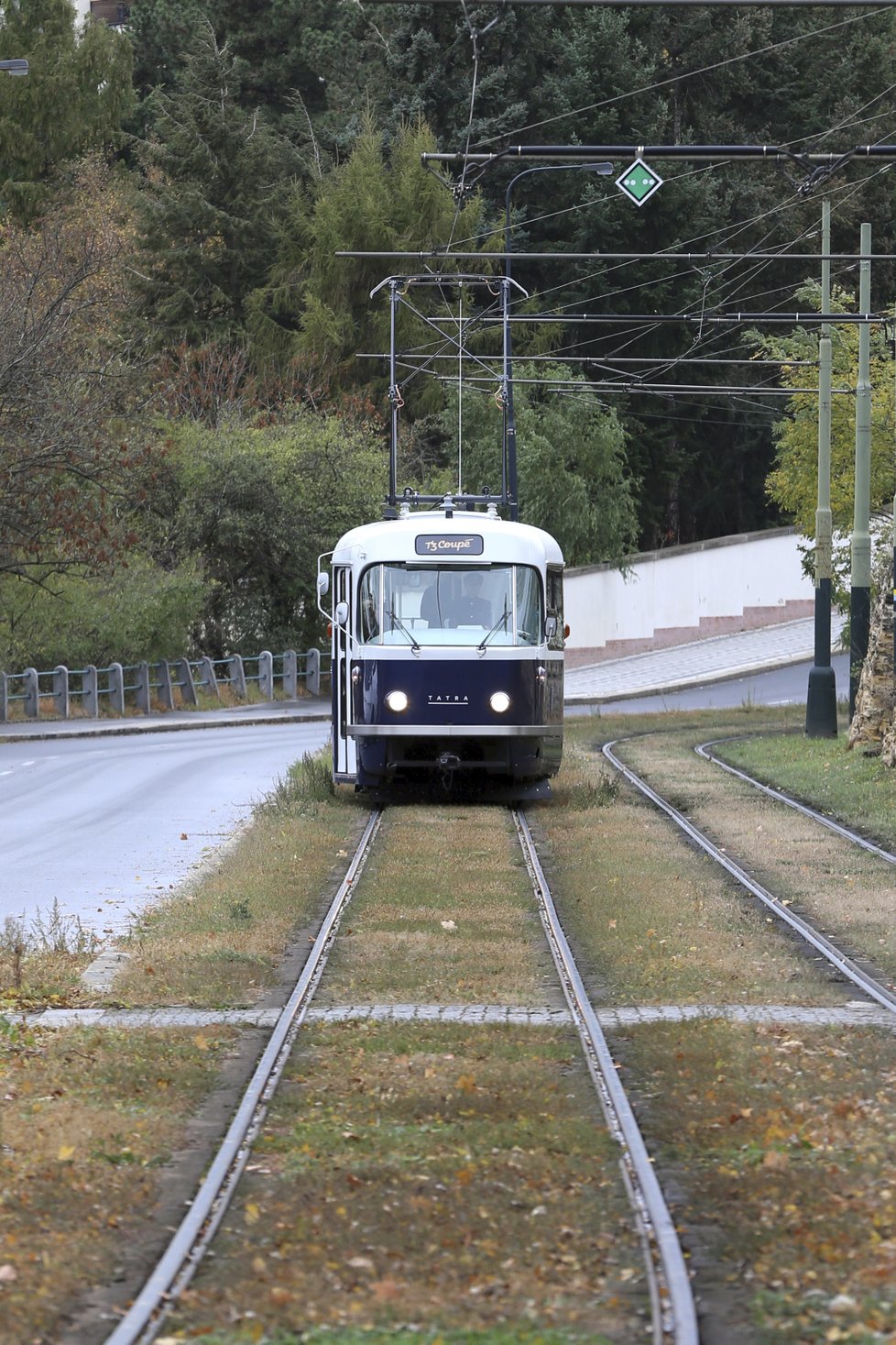 Tramvaj T3 Coupé v plné kráse poprvé v akci.