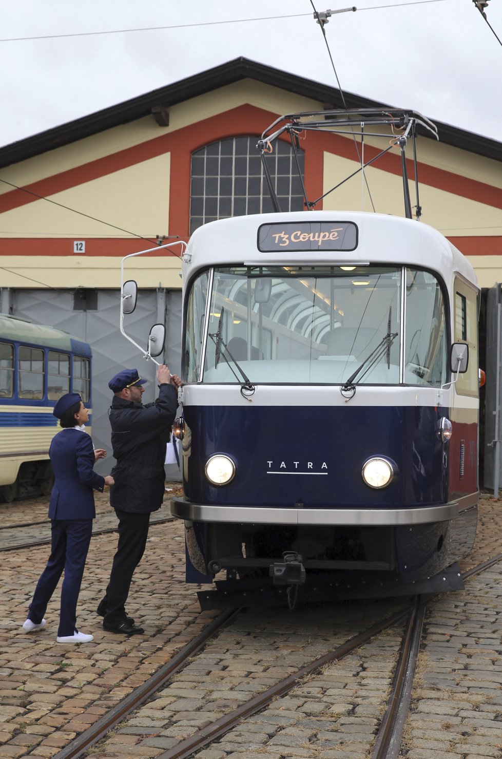 Tramvaj T3 Coupé v plné kráse poprvé v akci.