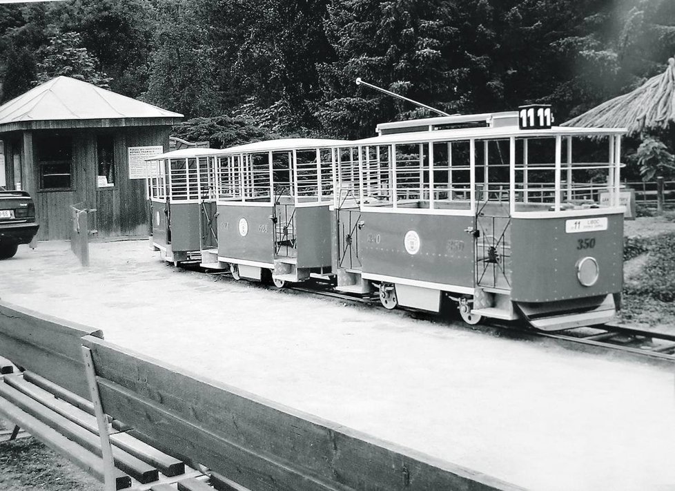 Legendární tramvaj jezdí v pražské zoo od roku 1976
