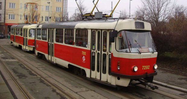 Rvačka v ostravské tramvaji skončila krvavě: Starší muž napadl druhého teleskopickým obuškem.