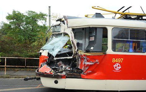 Nehoda zkomplikovala provoz tramvají i automobilů.