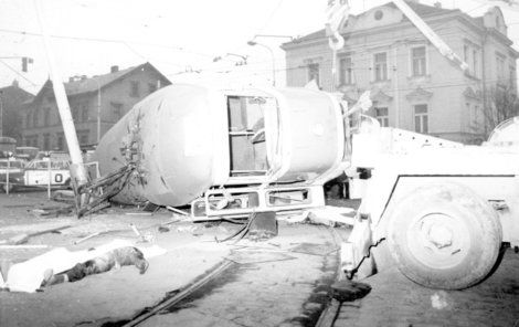 Kolem převrácené tramvaje ležela ehybná těla.