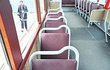 Uvnitř na cestující čekají hnědé koženkové sedačky, původní interiér doplňují moderní terminály a informační prvky