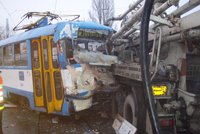 Prokletá stanice: Ve vykolejené tramvaji uvízl řidič