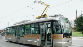 Nová tramvaj s kamerami i proti vandalům a sedačkami speciálně vyvinutými pro tento vůz se zkouší v Plzni