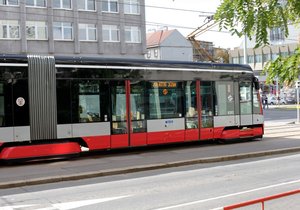 Pražané si i za jízdu v tramvaji budou moci zaplatit v novém systému Prague Market.