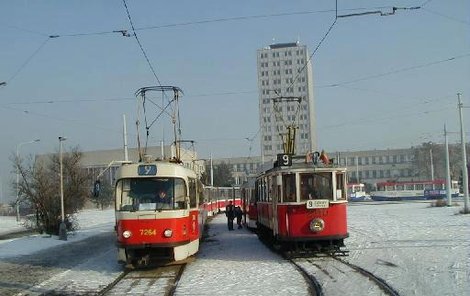 Dítě v kočárku našel řidič na konečné stanici tramvaje Spojovací.