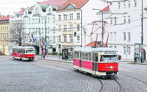 Opravené vozy T2 nyní jezdí na lince 2 mezi Nádražím Braník a Sídlištěm Petřiny.