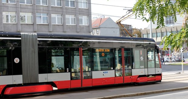 Chodkyni přejela na Bílé hoře tramvaj: Na místě zemřela 