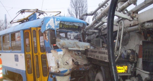 Tramvaj po srážce vykolejila z kolejí. Ilustrační foto