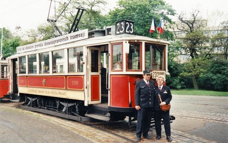 Alena Režná v roce 1999 při zvláštní jízdě k příležitosti 25. výročí ukončení provozu starých dvounápravových tramvají.
