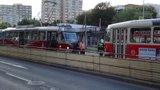 V Libni se srazilo auto s tramvají: Hasiči vystříhávali zaklíněného řidiče