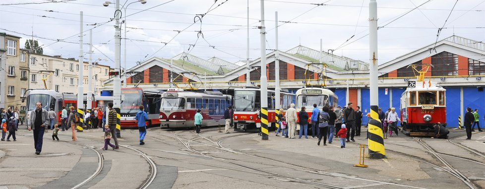 Prahou projel průvod tramvají. Dopravní podnik slaví 140 let MHD v metropoli.