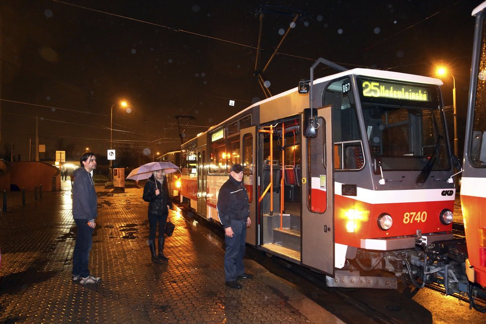 Kolaps tramvajové dopravy na pražské Palmovce.