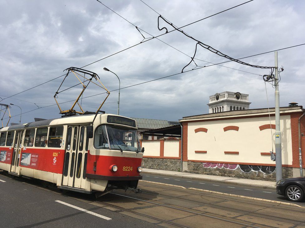 Na Bubenském nábřeží je nejhorší trolejové vedení v Praze, lokalitu čeká rozsáhlá změna v řešení veřejného prostoru.