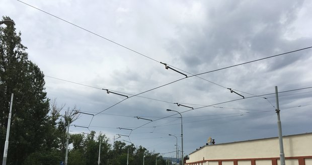 Na Bubenském nábřeží je nejhorší trolejové vedení v Praze, lokalitu čeká rozsáhlá změna v řešení veřejného prostoru.