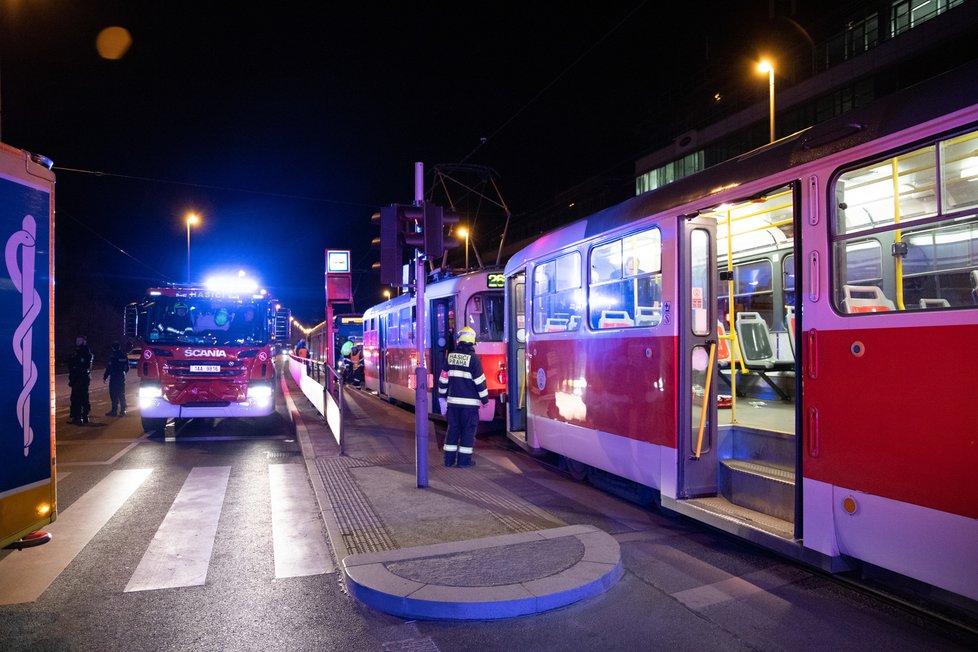 V Praze na Evropské se srazily dvě tramvaje, čtyři lidé se zranili. (14. března 2022)
