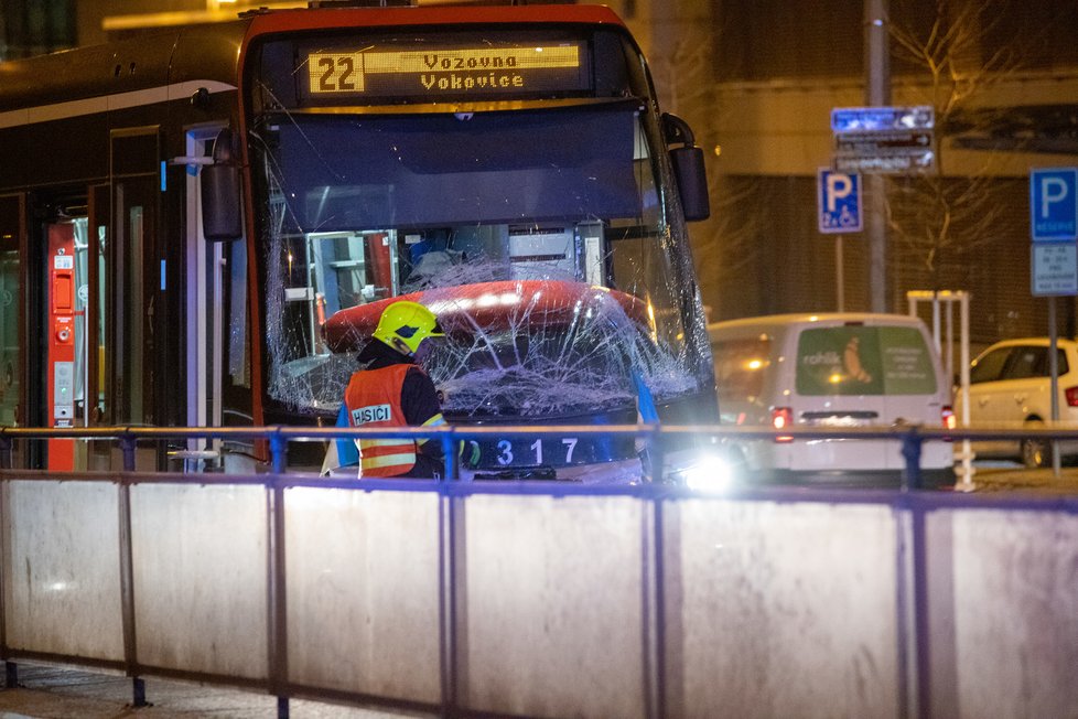 V Praze na Evropské se srazily dvě tramvaje, čtyři lidé se zranili. (14. března 2022)