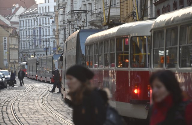 V pátek odpoledne praskla v centru Prahy kolej. Ochromilo to tramvajovou dopravu.