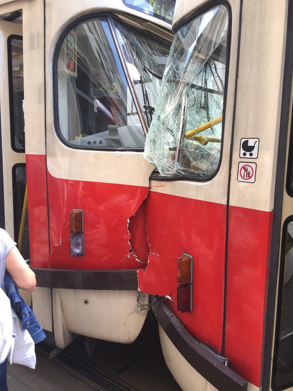 Na Karlově náměstí se srazily tři tramvaje.